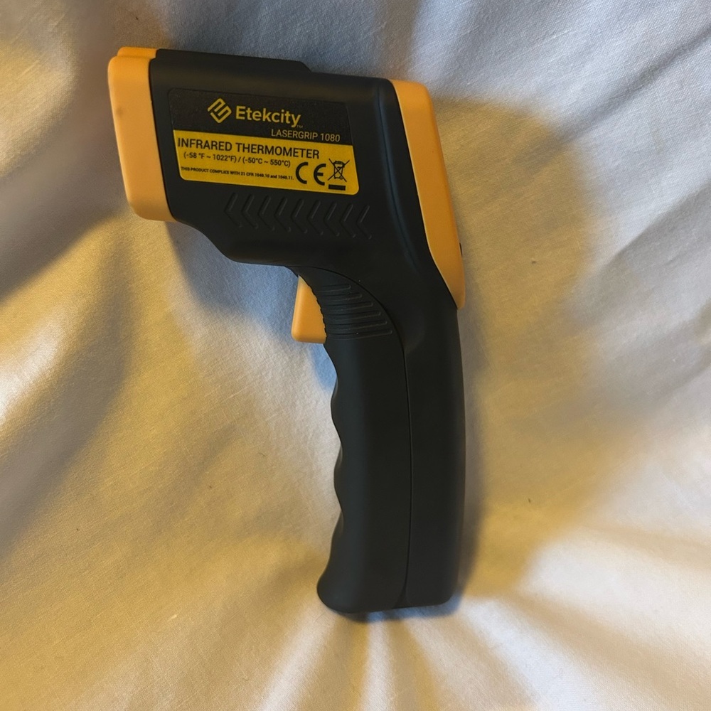 Infrared‎ battery operated thermometer
